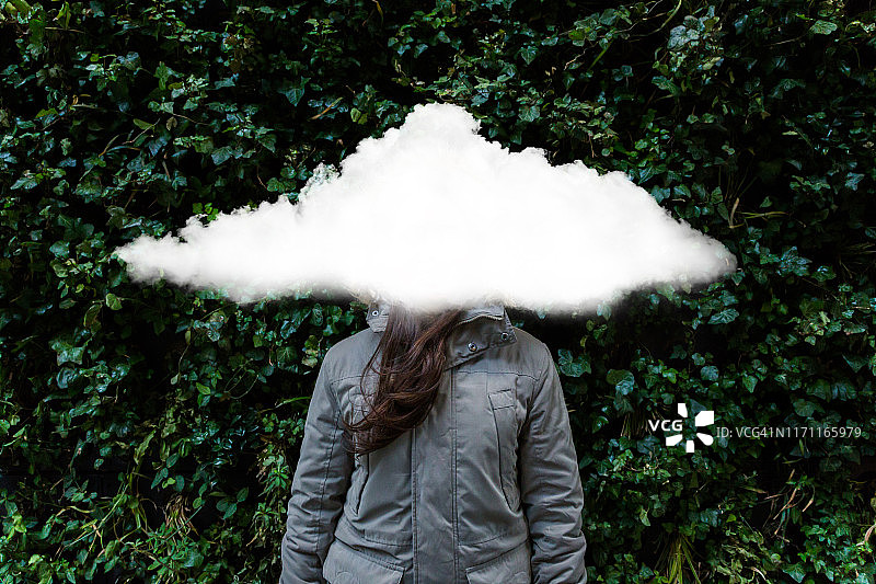 概念图片的女人肖像与云在头上。图片素材