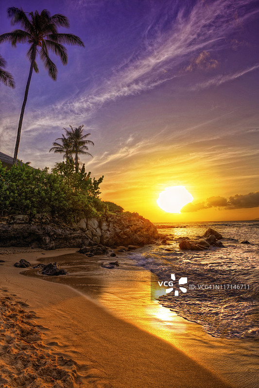 一个美丽的热带海滩日落图片素材