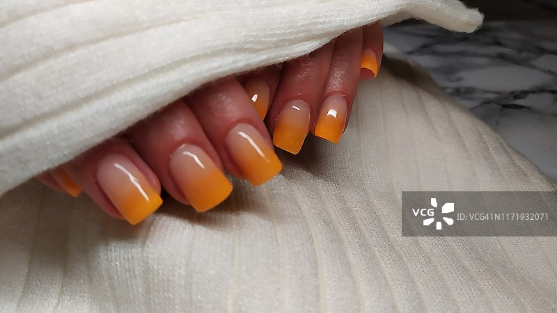 特写的女人手指与指甲艺术美甲在黄色图片素材