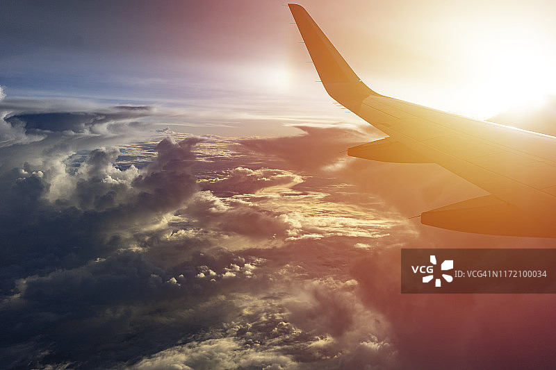 飞机平面的窗口座位覆盖云和黄昏云图图片素材