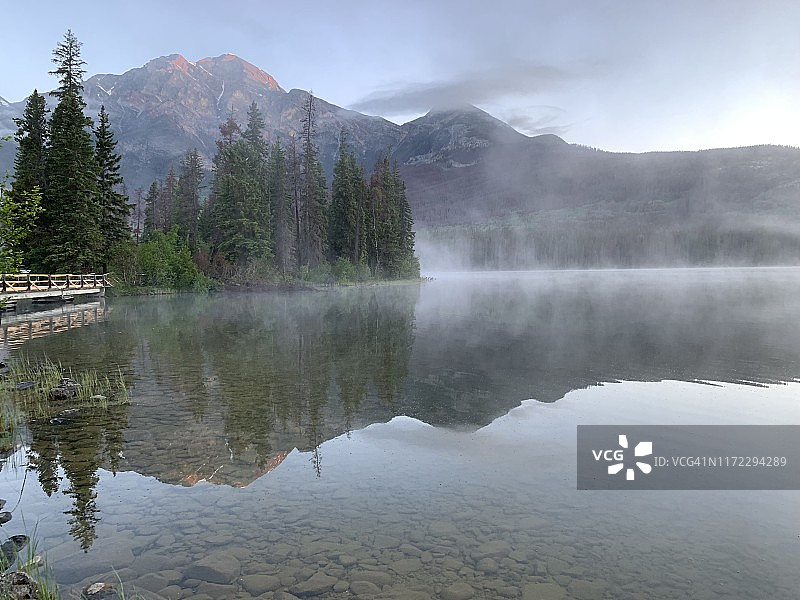 金字塔湖的晨雾图片素材