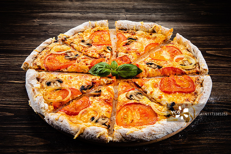 玛格丽塔披萨，火腿和番茄，木质背景图片素材