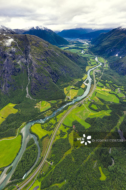 挪威安达尔尼斯罗姆斯达尔塞根山脊的劳马河图片素材