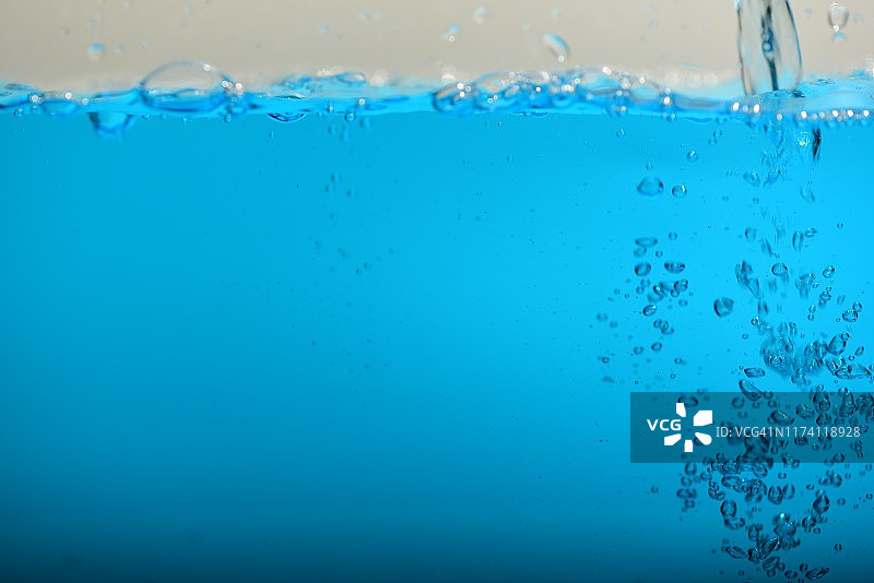 蓝色的水和空气泡泡图片素材