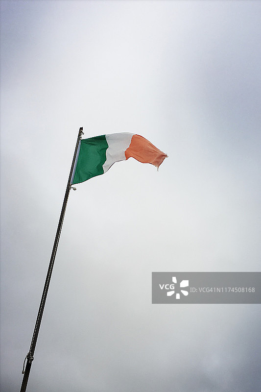爱尔兰国旗迎风飘扬图片素材