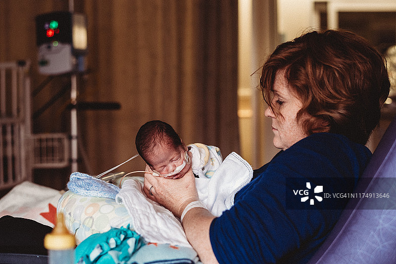 29周早产儿在新生儿重症监护室与母亲抱在一起图片素材