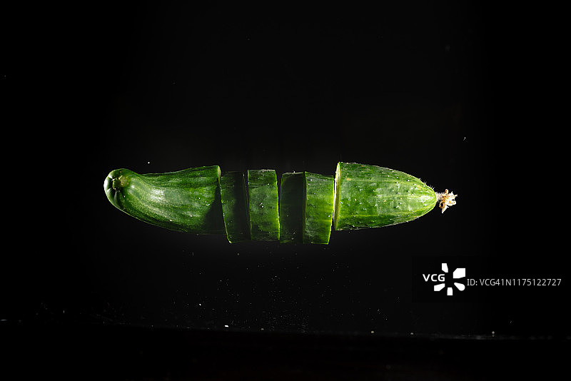 高速同步捕捉半空中的切黄瓜。“n图片素材