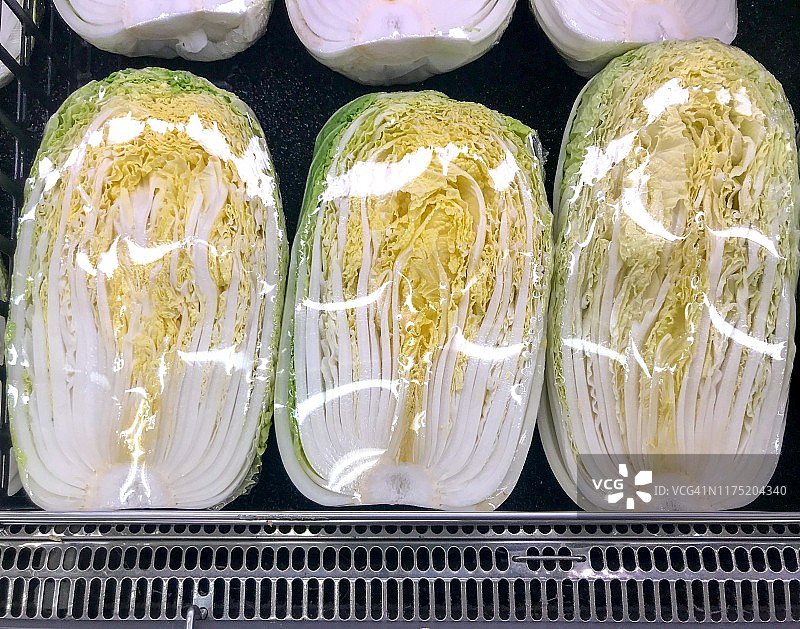 横滨市场里用拉伸膜裹着的一半大白菜图片素材