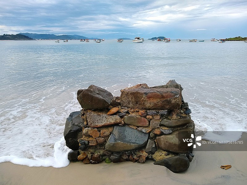 岩石在前面的海与波浪的背景- Florianópolis，圣卡塔琳娜-巴西图片素材