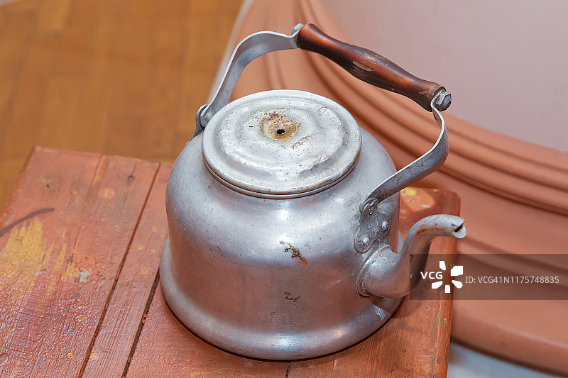 一个有轻微损坏的旧铝水壶。老式铝壶顶部。大茶壶铝壶。带盖的旧铝茶壶。图片素材