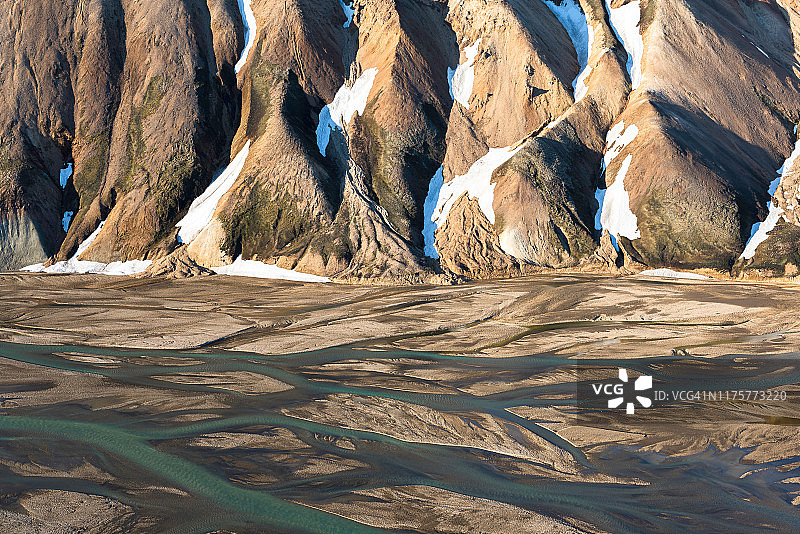 冰岛河床和山坡的鸟瞰图图片素材