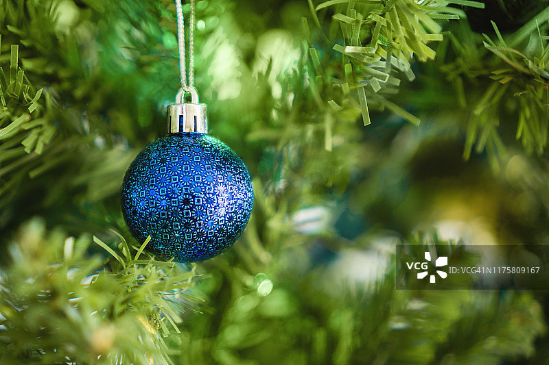 圣诞假日背景与悬挂蓝色装饰装饰品图片素材