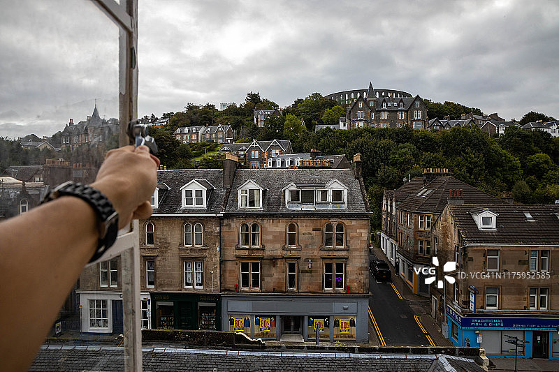 在苏格兰旅游度假期间打开酒店窗口。图片素材