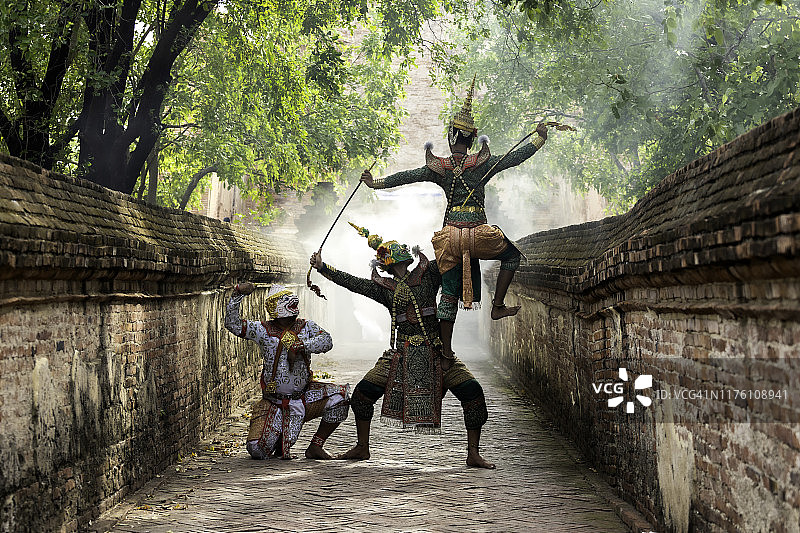 孔雀舞是泰国传统的蒙面戏剧艺术。孔铉在泰国大城府的Phra khao寺庙是一个美丽的表演。图片素材