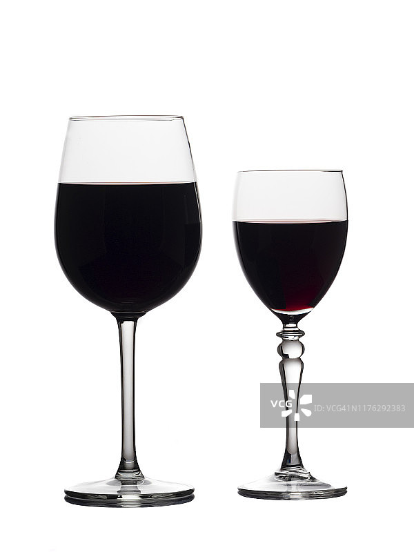 一杯红酒和白背景上的红酒。图片素材