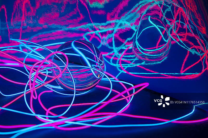 霓虹灯抽象线背景与玻璃球图片素材