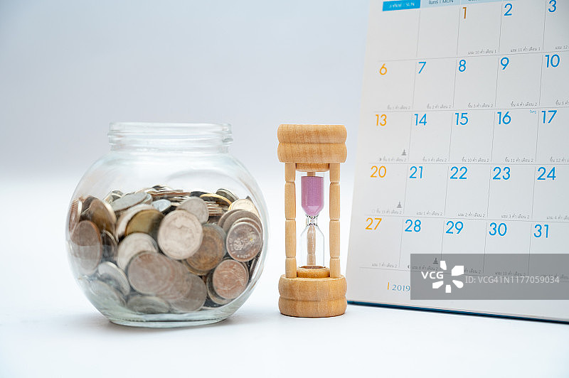 银币和沙漏和日历上的白色背景金融业务的概念和使用时间图片素材