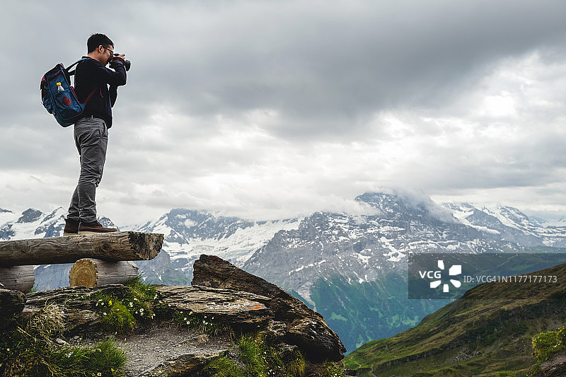 摄影师正在拍摄皑皑白雪覆盖的瑞士少女山图片素材