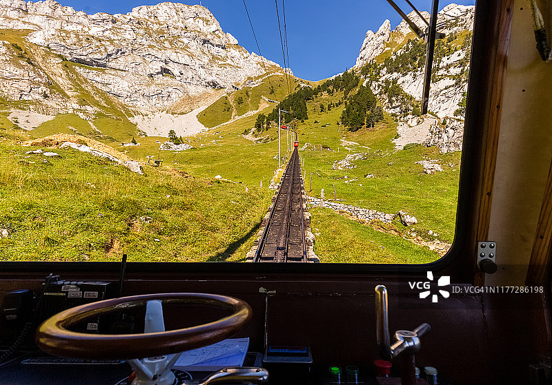 齿轮火车经过风景优美的瑞士皮拉图斯山的个人视角图片素材