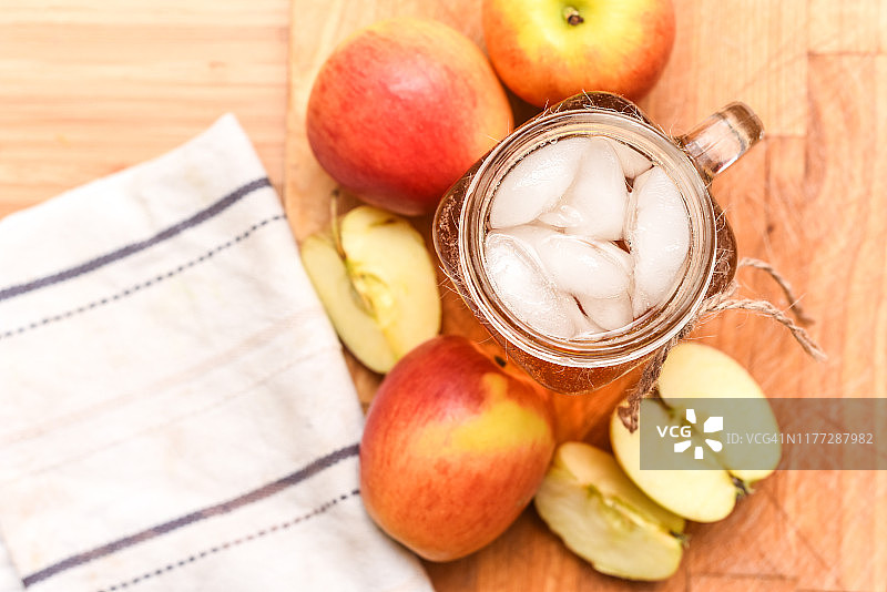 家庭厨房新鲜制作的苹果汁，桌上放着健康的剁碎的苹果图片素材