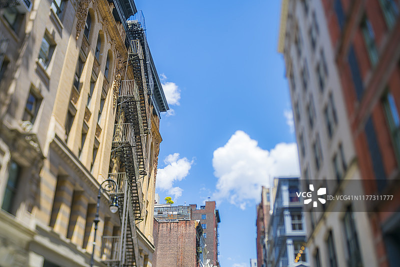 2019年5月16日，在美国纽约SOHO区，一排排Loft公寓建筑矗立在街道两侧。图片素材