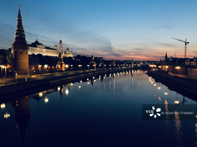克里姆林宫映在夜晚的莫斯科河上图片素材
