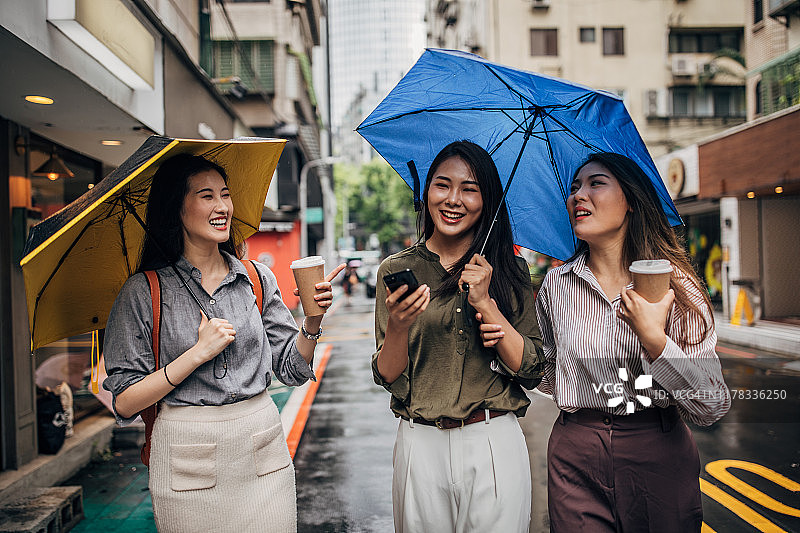 台北街头的现代女士们图片素材