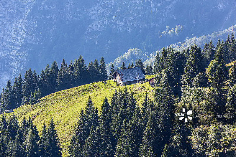 在贝希特斯加德纳阿尔卑斯山脉(德国巴伐利亚)有一个小屋的景观图片素材