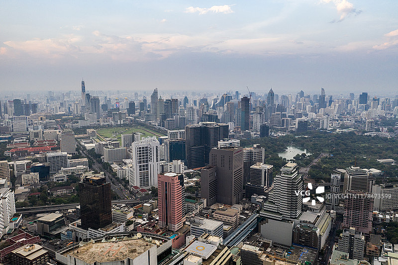 鸟瞰图曼谷现代办公大楼，公寓，居住在曼谷市区，日落风景，曼谷是东南亚人口最多的城市。曼谷，泰国-库存照片图片素材