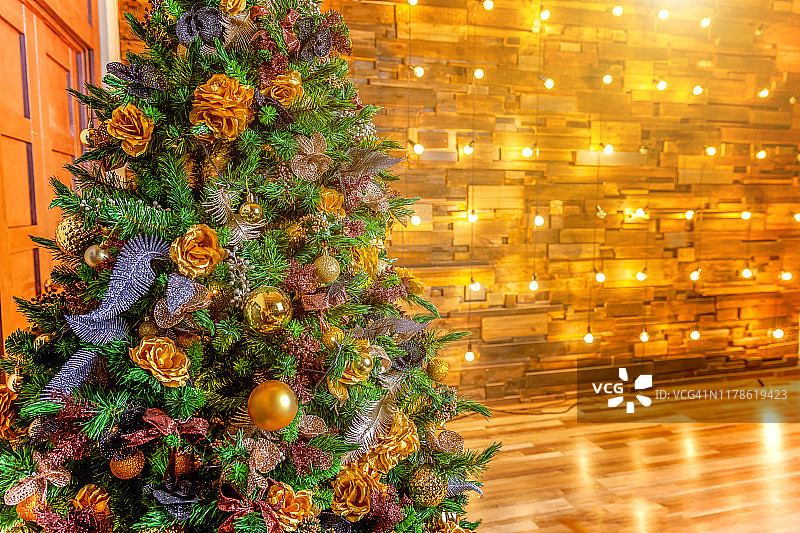 经典的圣诞新年装饰室内房间以灯具为背景图片素材