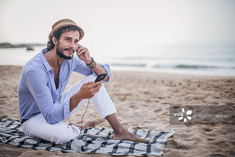 在海滩上放松的时尚男士图片素材