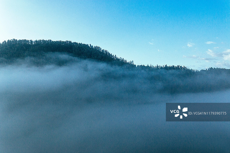 晨雾笼罩着山脉。阿尔泰、西伯利亚,俄罗斯。景观图片素材
