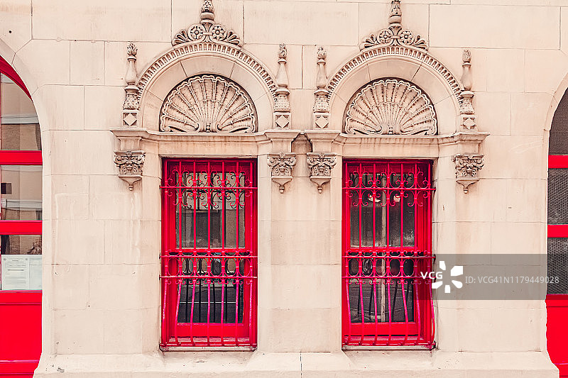 新古典主义建筑的红色窗户图片素材