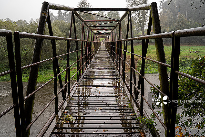 钢桥与木栈道。在恶劣天气下过河。图片素材