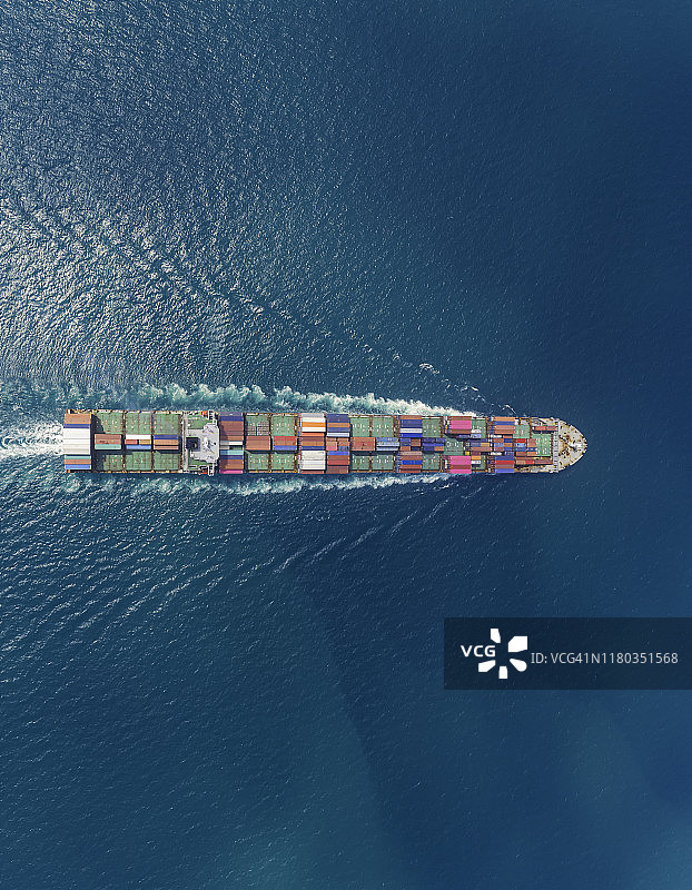 鸟瞰集装箱货轮，用于集装箱在海上的经营物流、进出口、海运或运输。图片素材