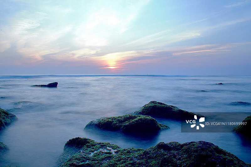 日落时分岩石海滩的风景图片素材