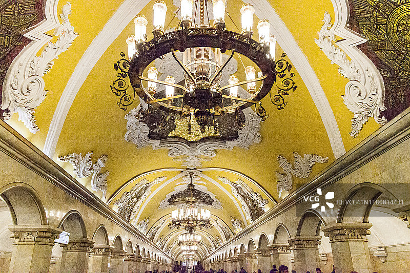 Komsomolskya站。华丽的黄色天花板和照明;图像的莫斯科地铁，莫斯科，俄罗斯。9月图片素材