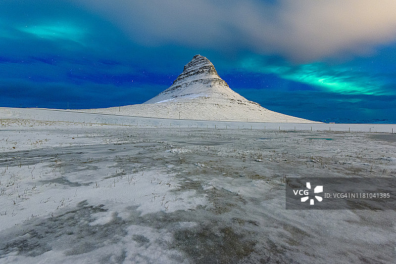 令人惊叹的北极光与冰岛的基尔朱费尔山在冬季图片素材
