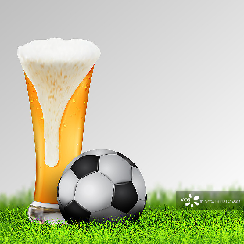一杯真实的啤酒和足球在绿色草地上。球迷的概念。体育酒吧菜单、海报、横幅。物体隔离在白色背景上。矢量插图。每股收益10图片素材