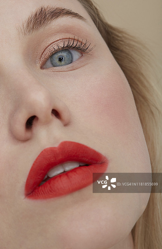 女人的脸，用红色的嘴唇，特写图片素材