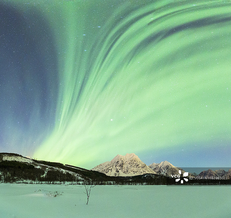 北极光照亮了挪威北部的景色。图片素材