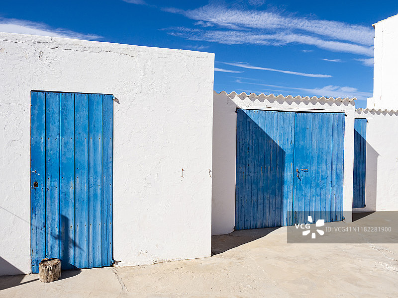 西班牙巴利阿里群岛福门特拉岛的典型街道和房屋。图片素材