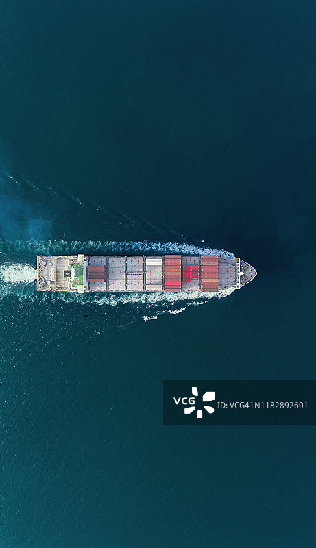 高空俯视集装箱货轮，用于经营集装箱物流、进出口、海运或运输。图片素材