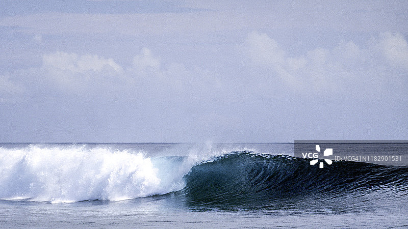 印度尼西亚，明打威群岛的海浪图片素材