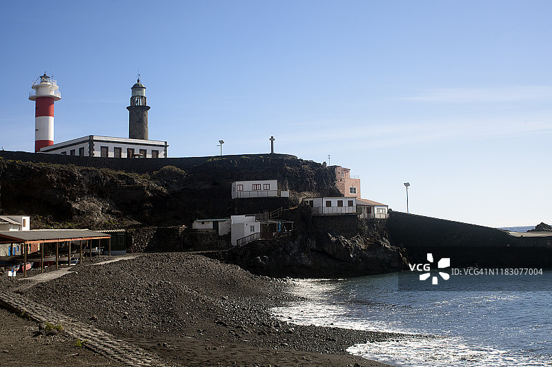 西班牙加那利群岛拉帕尔马的灯塔、海滩和海盐田。图片素材