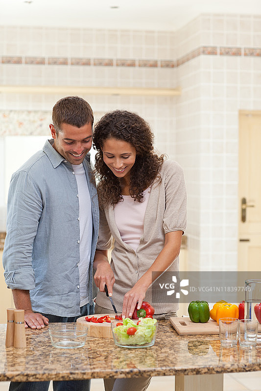 英俊的男人和他的女朋友做饭图片素材