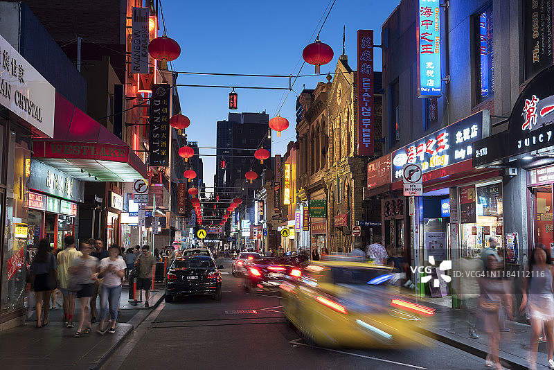 黄昏时分，出租车驶过墨尔本繁忙的唐人街图片素材
