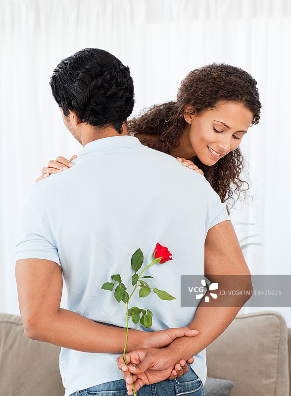 美女发现了男友藏着的玫瑰图片素材