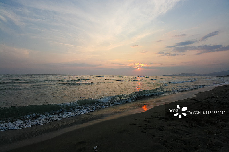 美丽多彩的海滩日落在阿达波贾纳黑山图片素材