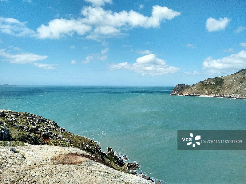 巴西圣卡塔琳娜州(Florianópolis)的拉古尼亚岛(laginha do Leste)原始海滩图片素材